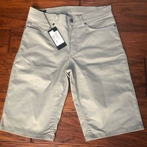 **OAKLEY CHINOS MENS SHORTS SIZE 30**